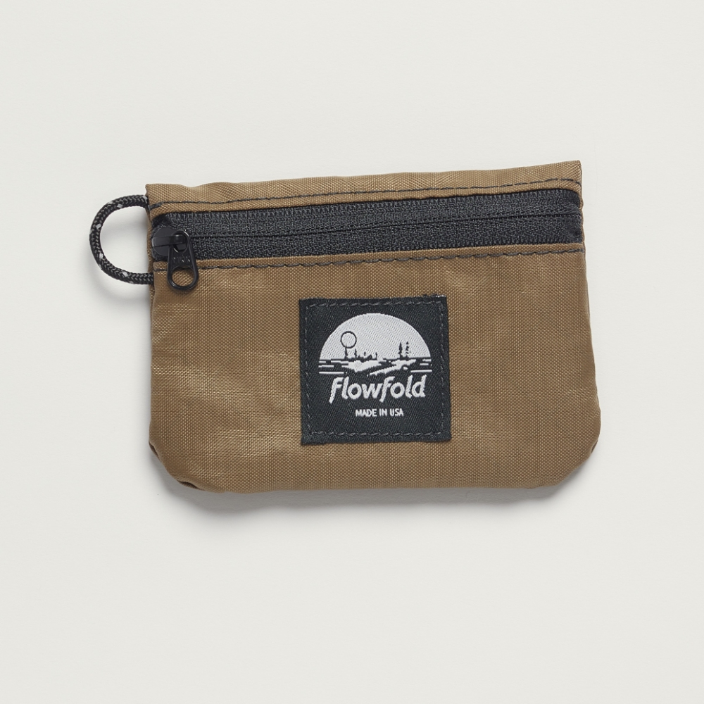 Essentialist - Mini Pouch / ffcp024-JP CYOTE BROWN ［25FW］|フローフォルド / FlowFold