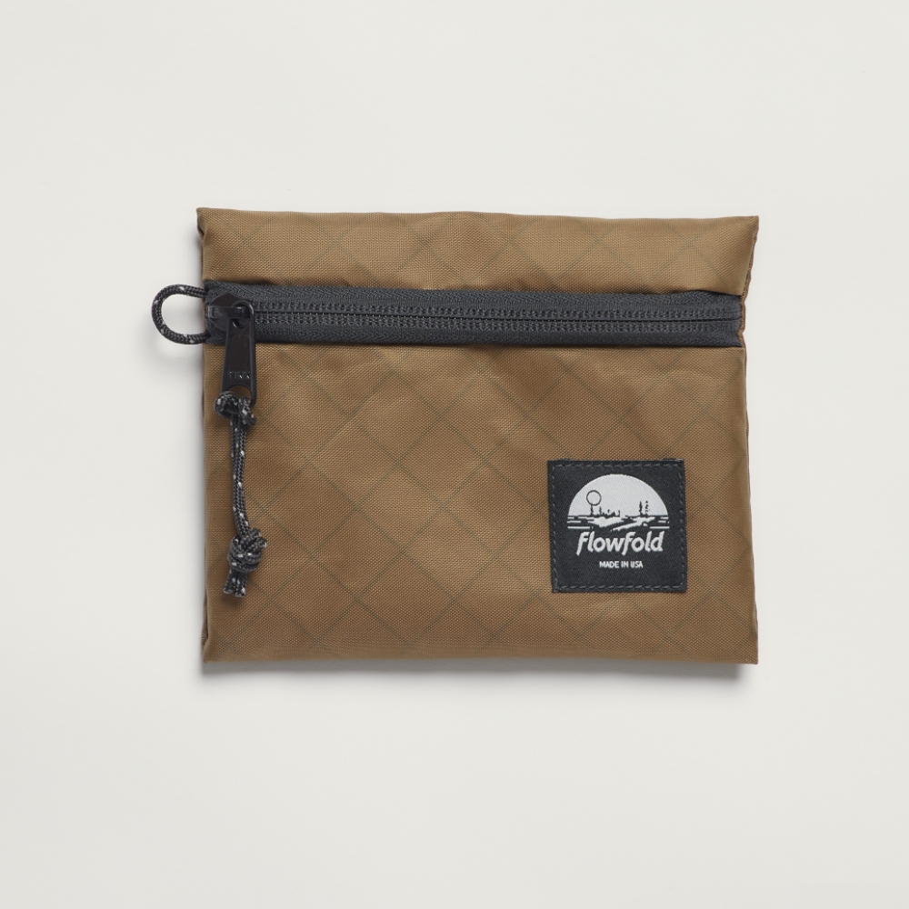 フローフォルド / FlowFold（フローフォルド） | Voyager - Zipper Pouch - Small / ffstp024-JP CYOTE BROWN ［25FW］