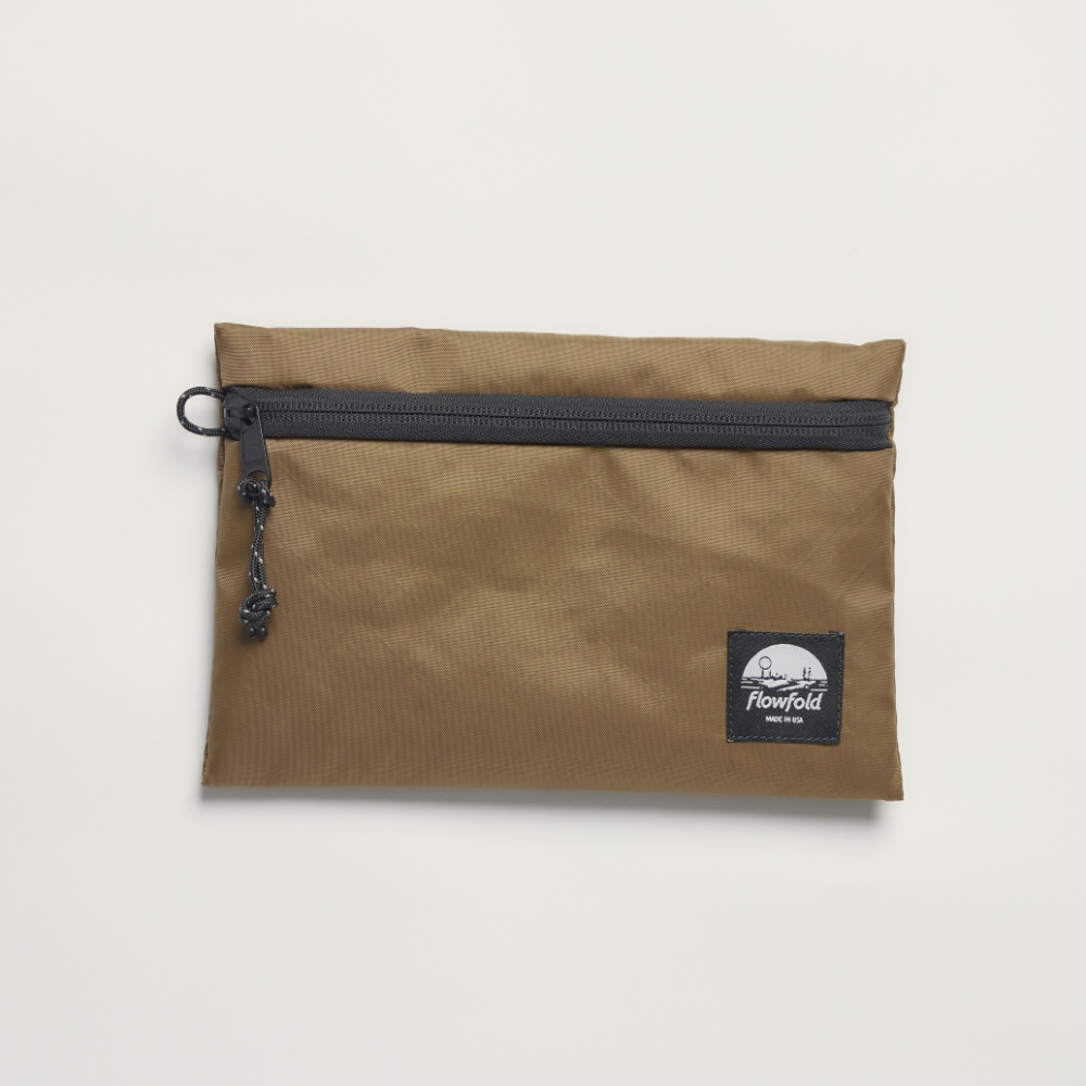 Voyager - Zipper Pouch - Medium / ffmtp024-JP CYOTE BROWN ［25FW］|フローフォルド / FlowFold