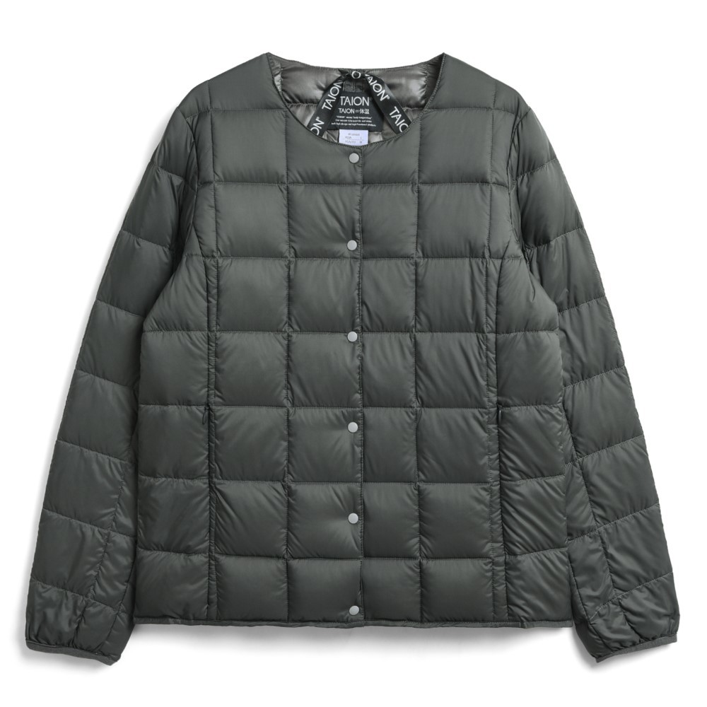 タイオン / TAION（タイオン） | ベーシック クルーネックボタン インナーダウンジャケット / ダークチャコール TAION-W104_068 CREW NECK BUTTON DOWN JKT ウィメンズ